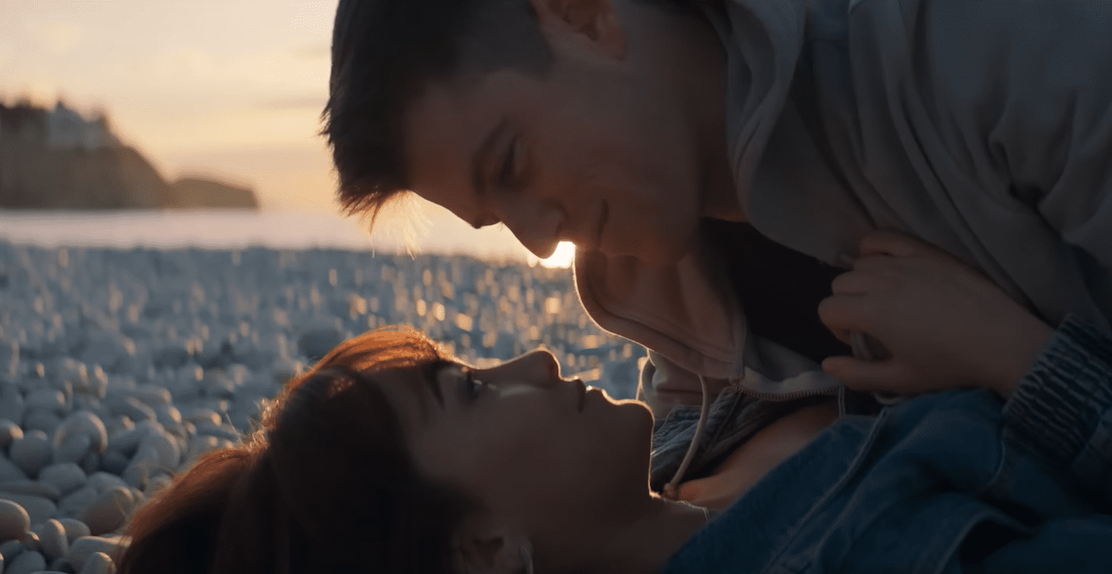 Aitana y Miguel Bernadeau besándose en una escena de La última