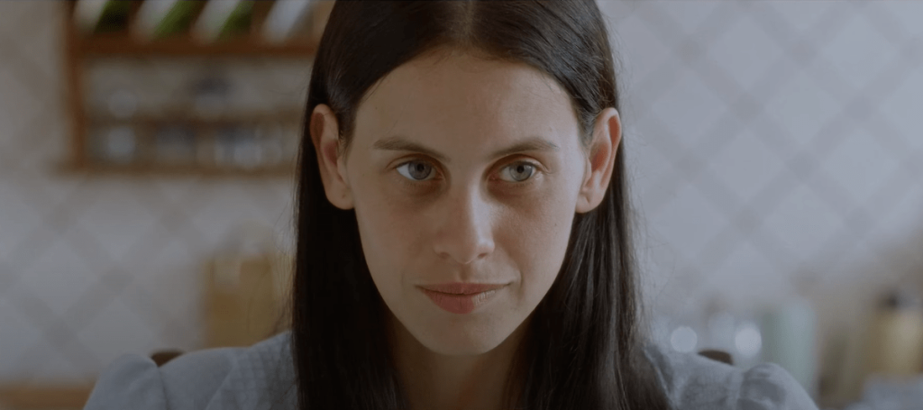 Milena Smit en un fotograma de la película Tin&Tina