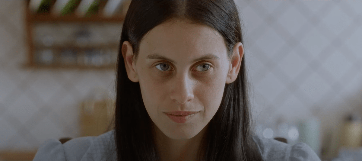 Milena Smit en un fotograma de la película Tin&Tina
