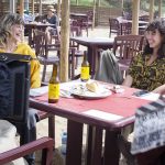 Las actrices Paula Díaz y África de la Cruz durante un rodaje con Santi Amodeo