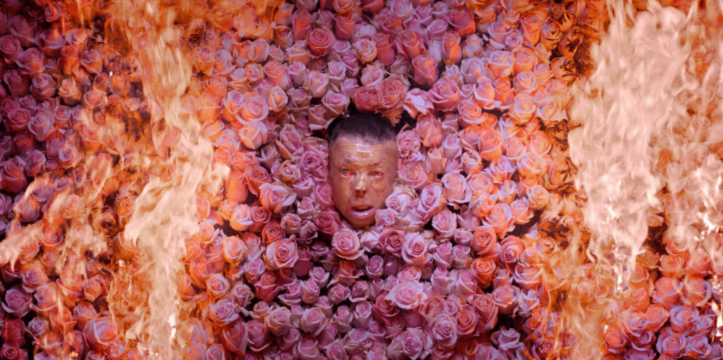 Fotograma del documental 'Al Margen' de Eduardo Casanova, con un fondo colorido y el rostro resaltado, representando la historia impactante de Moisés, un hombre al margen de la sociedad.