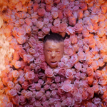 Fotograma del documental 'Al Margen' de Eduardo Casanova, con un fondo colorido y el rostro resaltado, representando la historia impactante de Moisés, un hombre al margen de la sociedad.
