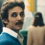 Miguel Herrán en una de las escenas de la serie Asalto al banco central.