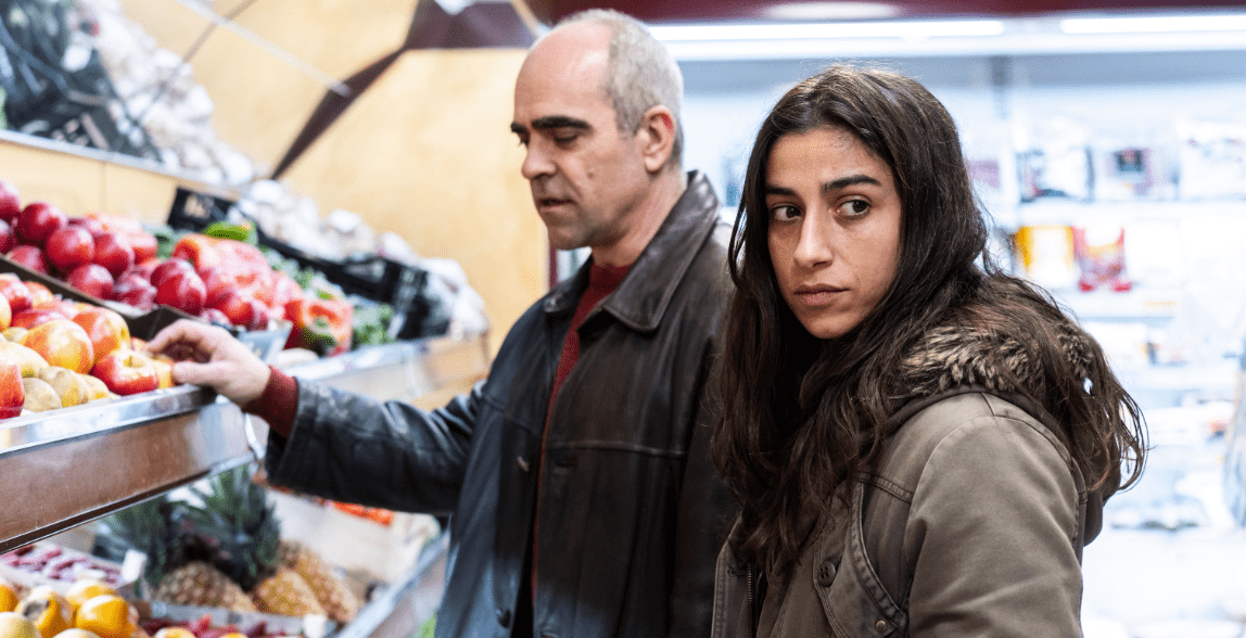 La imagen muestra a Carolina Yuste interpretando a Aranzazu Berradre, la joven policía infiltrada en ETA en La Infiltrada. Junto a ella, Luis Tosar, en una escena cargada de tensión, donde la protagonista debe mantener su tapadera mientras convive con los terroristas. Con un estilo oscuro y realista, la película promete un thriller impactante basado en hechos reales. Estreno el 11 de octubre de 2024.