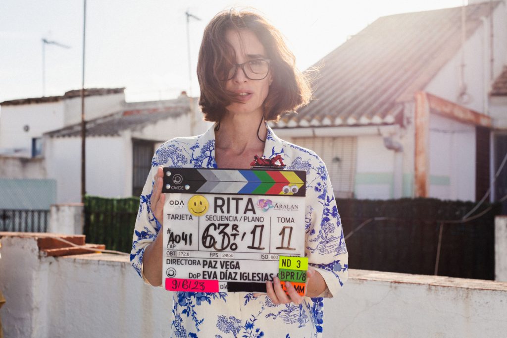 Paz Vega posa junto a la claqueta de Rita durante el rodaje de la película en Sevilla.