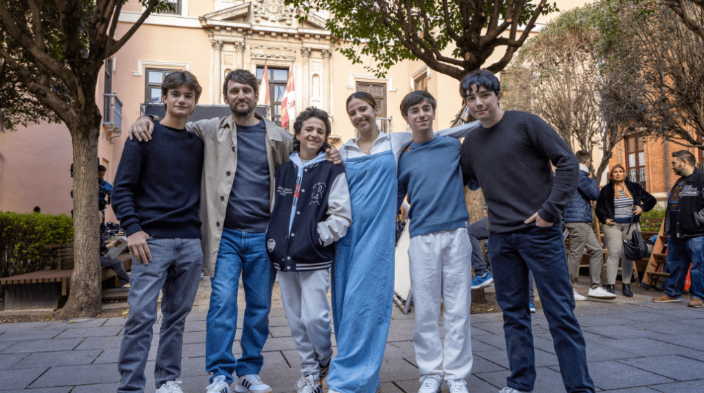 Protagonistas de la película Voy a pasármelo mejor durante un descanso en el rodaje.
