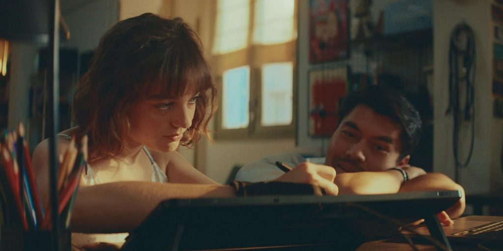 Protagonistas de Daniela Forever mirándose en una escena de la película.