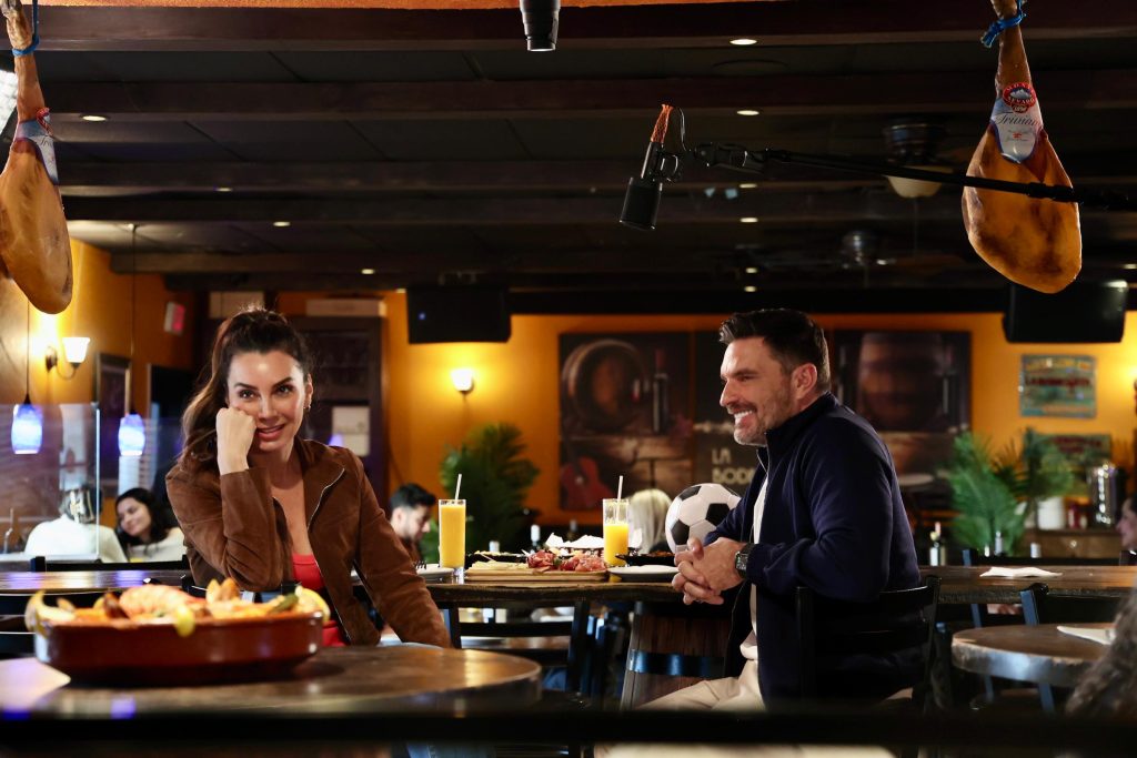 Escena con los protagonistas de Eva y Adán en Miami.