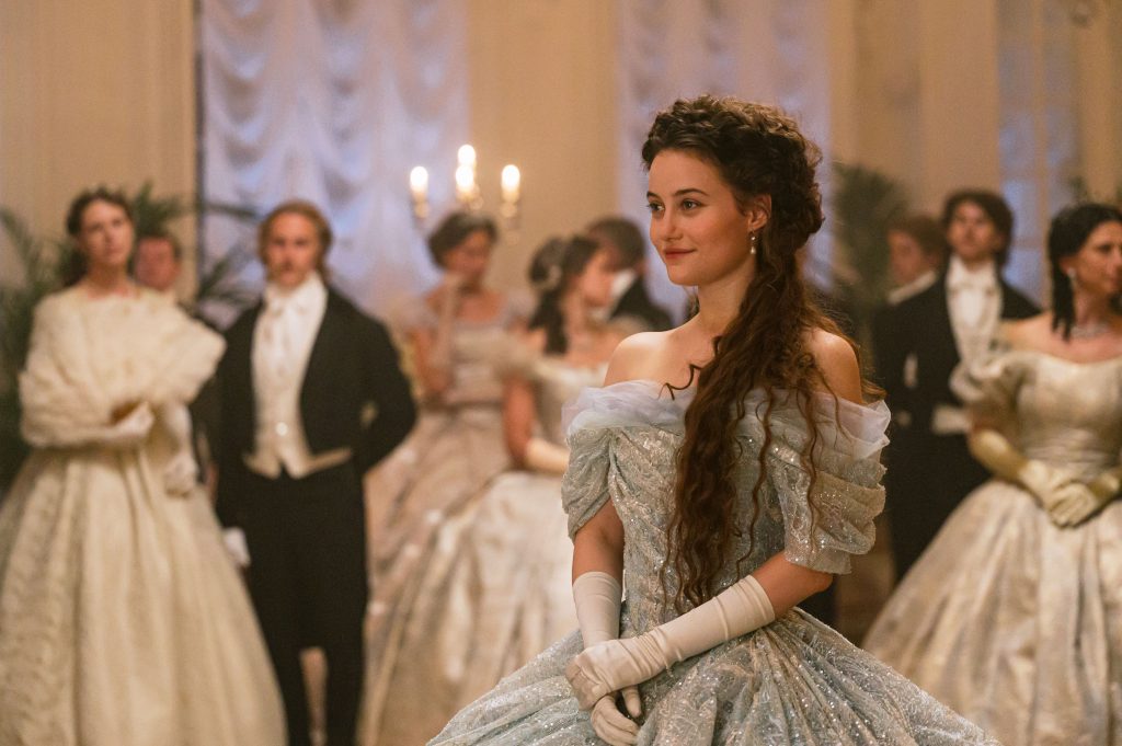 Dominique Devenport como Sisi en Sisi: Emperatriz de Austria, serie de COSMO.