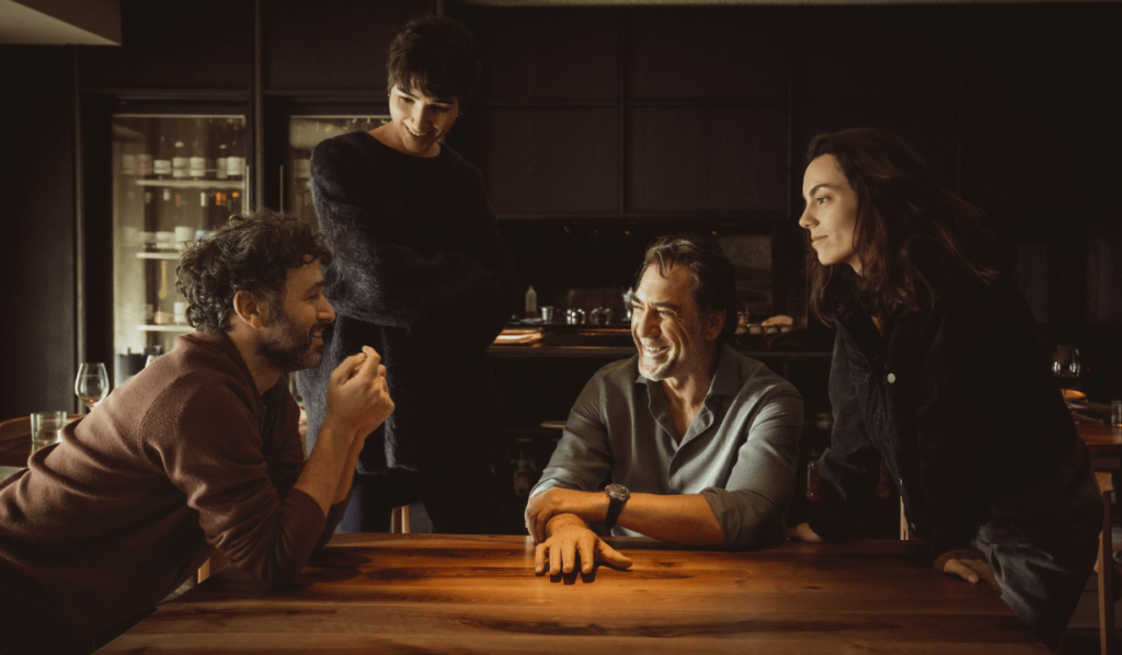 Rodrigo Sorogoyen charla con Isabel Peña, Javier Bardem y Vicky Peña durante el rodaje de la película El ser querido.