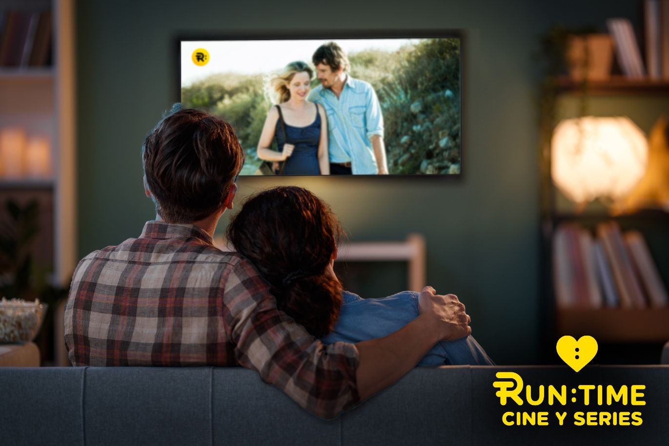 Imagen promocional de la plataforma Runtime para San Valentín. Aparecen dos personas abrazados viendo la televisión en casa.
