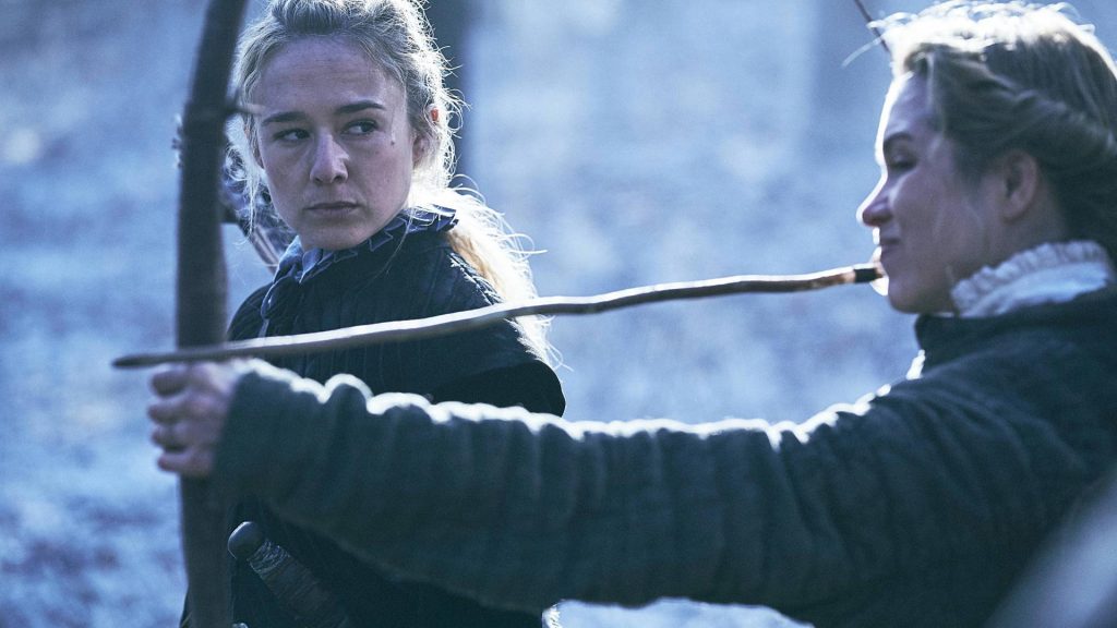 Dos mujeres guerreras entrenan con arco y flecha en una escena intensa de "Estocolmo 1520. El Rey Tirano", película histórica de acción y venganza protagonizada por heroínas escandinavas.