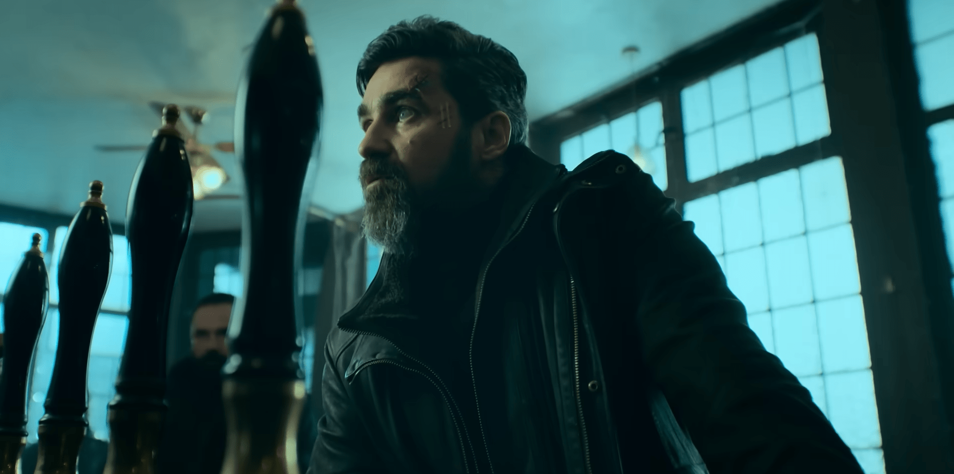 Fotograma con un protagonista de Gangs of London en la tercera temporada.