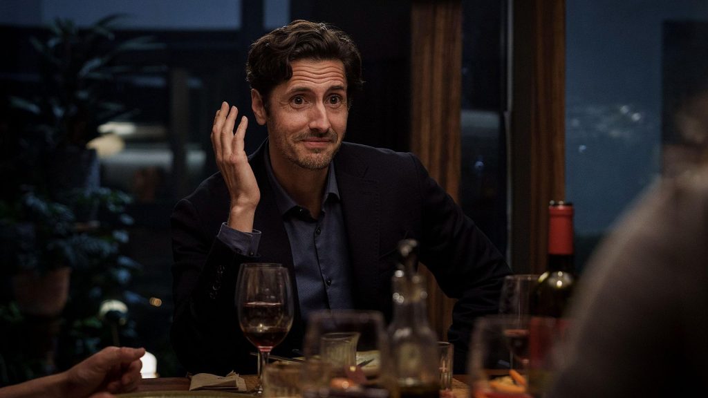 Juan Diego Botto en una escena de la película "Mi amiga Eva" de Cesc Gay, durante una cena con vino y conversación íntima.