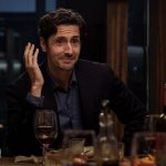 Juan Diego Botto en una escena de la película "Mi amiga Eva" de Cesc Gay, durante una cena con vino y conversación íntima.
