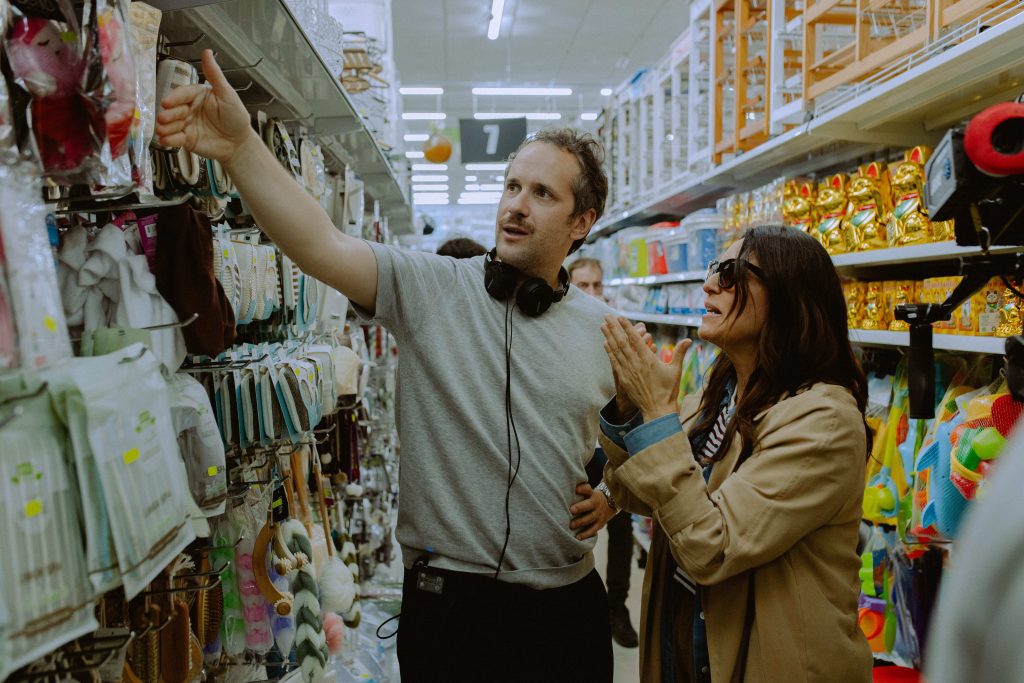 Rodaje de la serie Argi Gorriak con el director Alberto Gastesi y la actriz Itziar Ituño en un supermercado de Gipuzkoa
