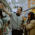 Rodaje de la serie Argi Gorriak con el director Alberto Gastesi y la actriz Itziar Ituño en un supermercado de Gipuzkoa