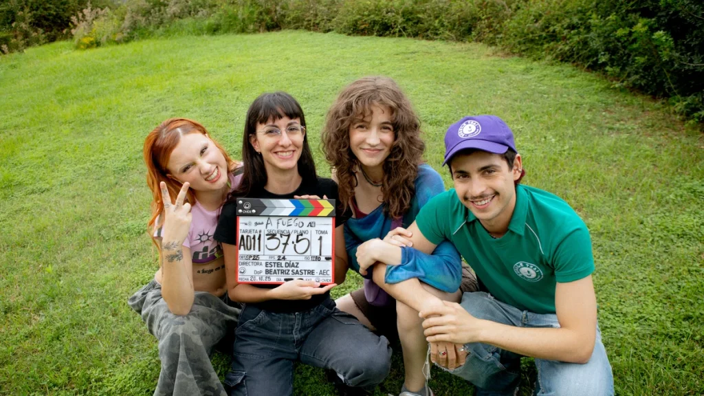 La directora Estel Díaz y los actores Ruslana, Zoe Bonafonte y Omar Banana posan con la claqueta en el inicio del rodaje de la película 'A fuego'.