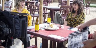 Las actrices Paula Díaz y África de la Cruz durante un rodaje con Santi Amodeo