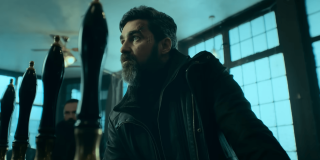 Fotograma con un protagonista de Gangs of London en la tercera temporada.