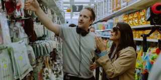 Rodaje de la serie Argi Gorriak con el director Alberto Gastesi y la actriz Itziar Ituño en un supermercado de Gipuzkoa